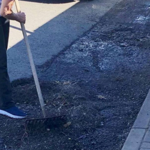 Jenny Paterson, o pensionară din Caithness, repară gropile de pe stradă