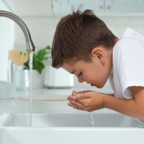 Fluorul din apa potabilă poate reduce IQ-ul copiilor. Concluziile unui raport controversat publicat în SUA