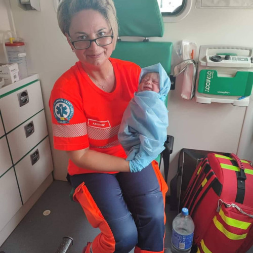 Urgență specială pentru o mamă care a născut în ambulanță în Dâmbovița