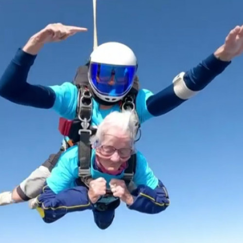 O femeie din Marea Britanie sărbătorește 102 ani cu o săritură cu parașuta