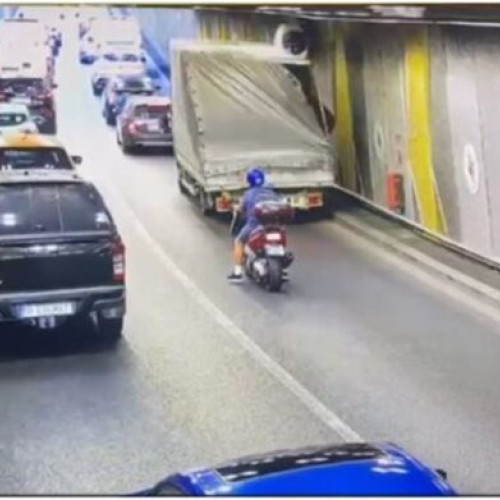 Ventilator căzut pe prima bandă de circulație în Pasajul Unirii din București