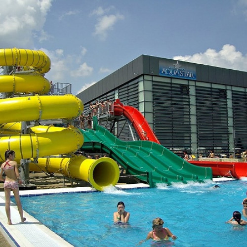 Tânăr reținut după ce a fost surprins în act sexual cu o minoră într-un aquapark din Satu Mare