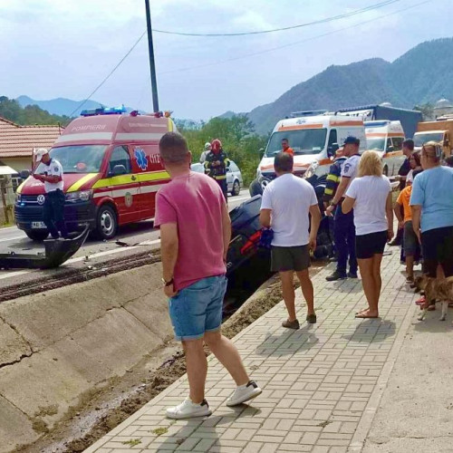 Accident grav pe DN 7, circulația blocată