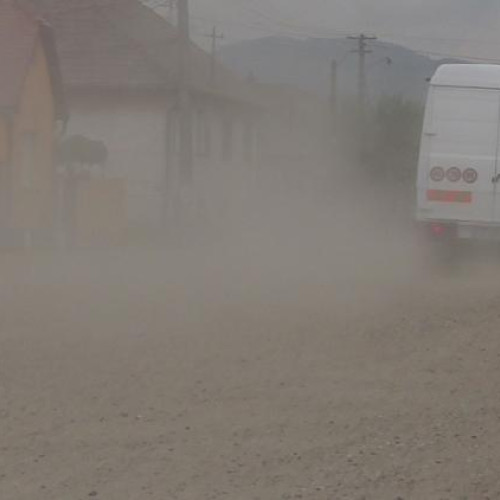 Locuitorii din Borhanci se plâng de praful ridicat de lucrările la bazinul de înot