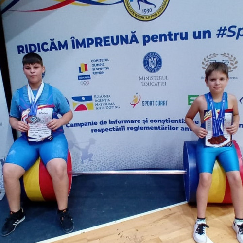 Sute de sportivi practicanți ai halterelor s-au reuni în Bistrița