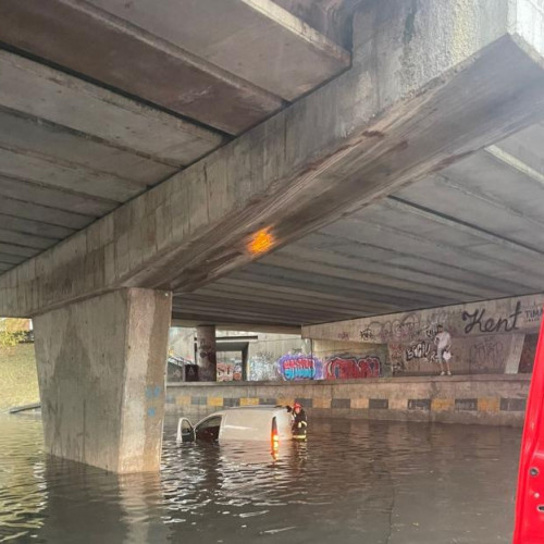 Pompierii clujeni intervine pentru a salva autoturismele blocate