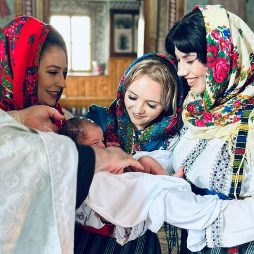 Momente emoționante în județul Botoșani: trei tinere din grupul vocal "Gheorghe Mitoceanu" devin nașe de botez