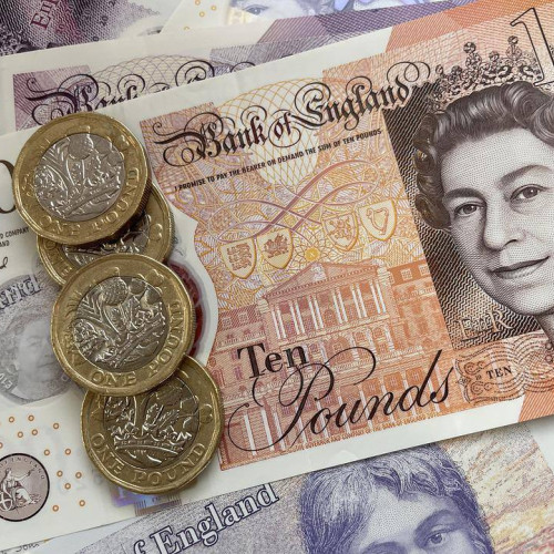 Lira sterlina atinge cel mai ridicat nivel în raport cu dolarul american