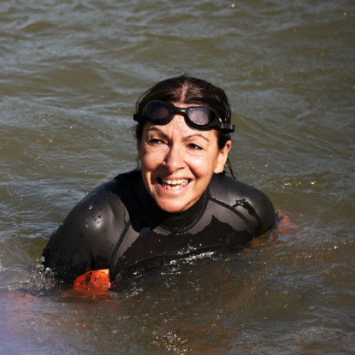 Primarul Parisului, Anne Hidalgo, înoată din nou în Sena înainte de Jocurile Paralimpice