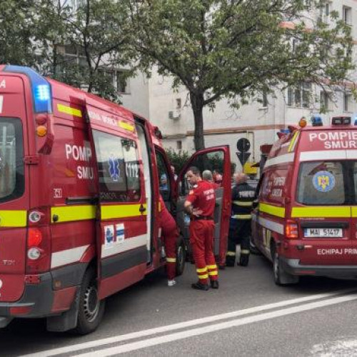 Incendiu într-un bloc din Botoșani: Doi răniți transportați la spital