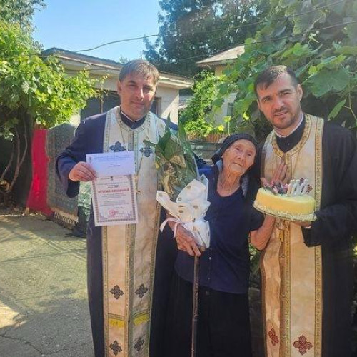 La 100 de ani, doamna Elena Dima primește o diplomă de onoare și o recompensă financiară