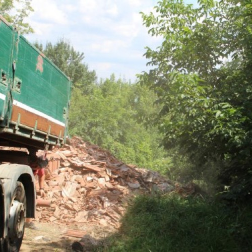 Angajat prins aruncând deșeuri de construcții pe un teren din Botoșani