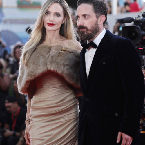 Angelina Jolie învață să cânte muzică de operă pentru rolul Mariei Callas