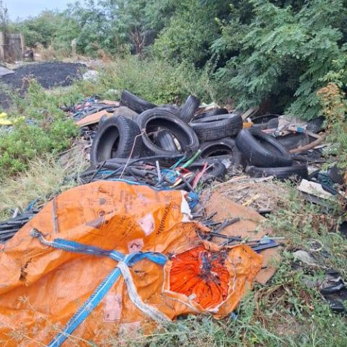 Acțiune a GNM în Dâmbovița pentru stingerea unui incendiu de deșeuri