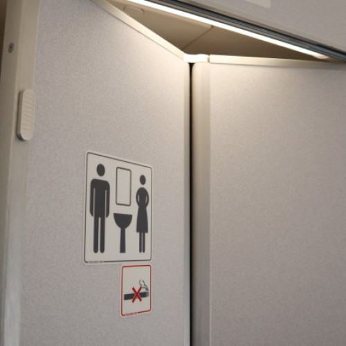 Incident pe un zbor din China: Doi pasageri au încuiat un copil în toaletă