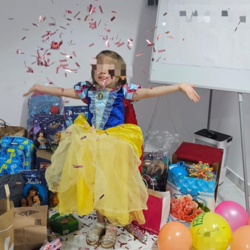 O fetiță din Botoșani a primit prima dată un tort de ziua ei