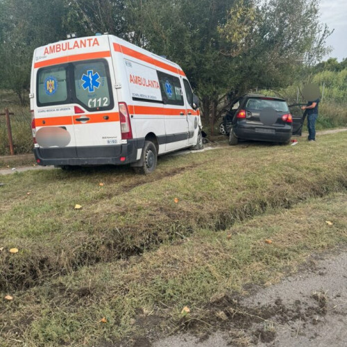 Accident pe DN 25 în localitatea Vameș, cu implicarea unei ambulanțe