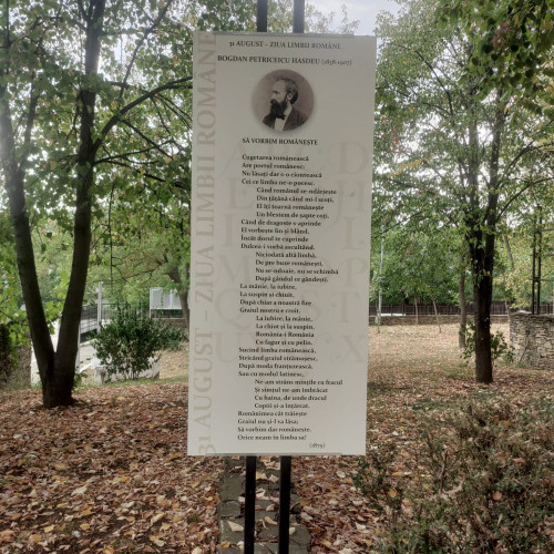 Expoziție stradală de poezii cu ocazia Zilei Limbii Române la Memorialul Ipotești