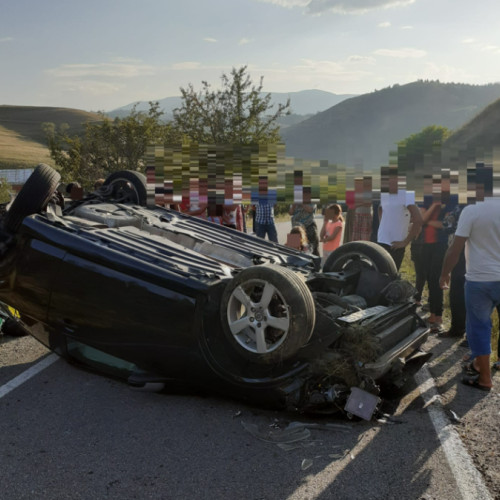 Accident rutier în Sacuieu: pompierii intervin la un vehicul răsturnat