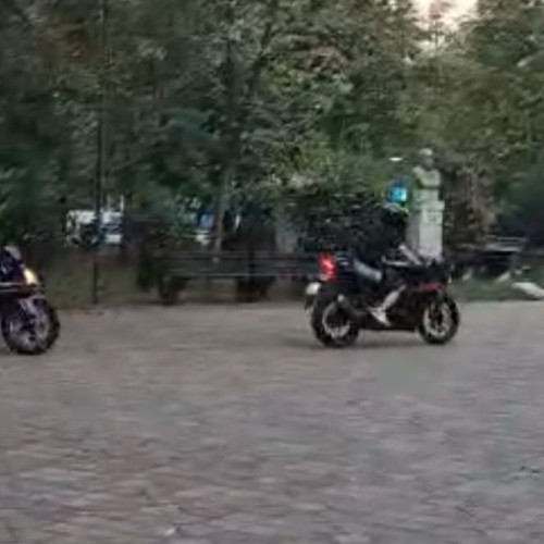 Tineri cu motociclete deranjează vizitatorii în Parcul Mihai Eminescu din Botoșani