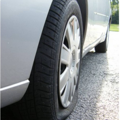 Tânăr reținut pentru distrugerea anvelopelor pe raza localității Doicești