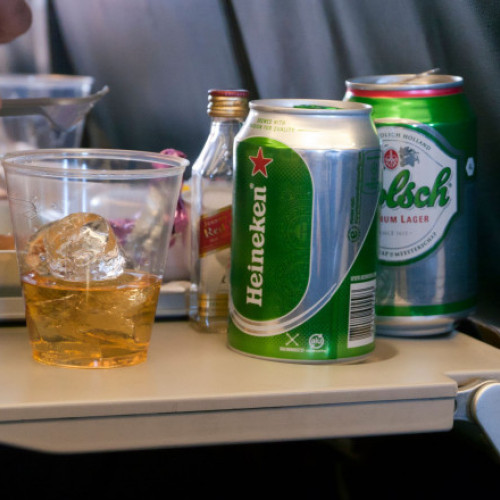 Ryanair propune limitarea consumului de alcool la două băuturi per persoană în avioane și aeroporturi