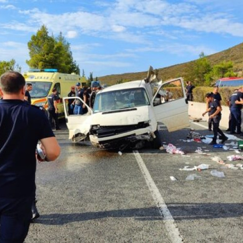 Pompierii români intervin cu curaj la un accident rutier