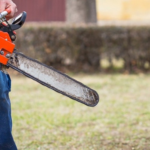 Incident grav în Criseni: bărbat agresiv imobilizat de poliție