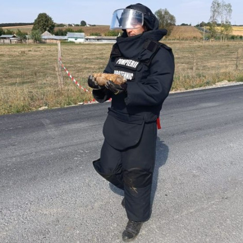 Muncitorii descoperă un proiectil de artilerie în timpul modernizării drumului DJ 291K