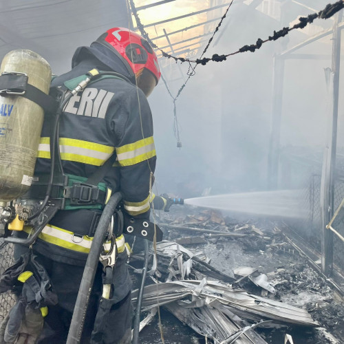 Incendiu devastator în Piața Centrală din Botoșani