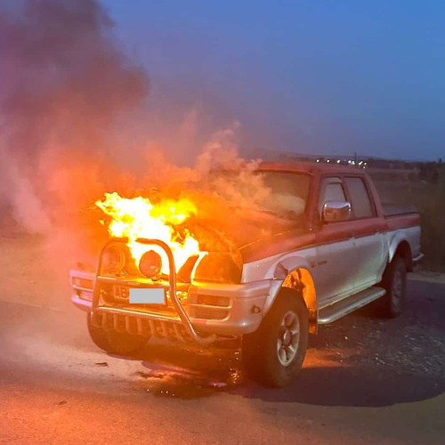 Pompierii din Aiud intervin pentru stingerea unui incendiu la un autoturism
