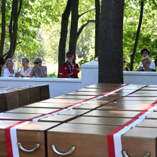 Polonia a îngropat luni rămășițele a sute de victime ale naziștilor