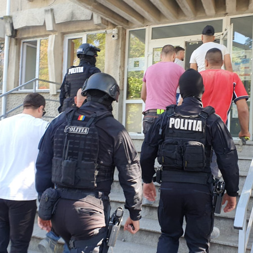 Doi tineri reținuți pentru furturi într-un local din Botoșani