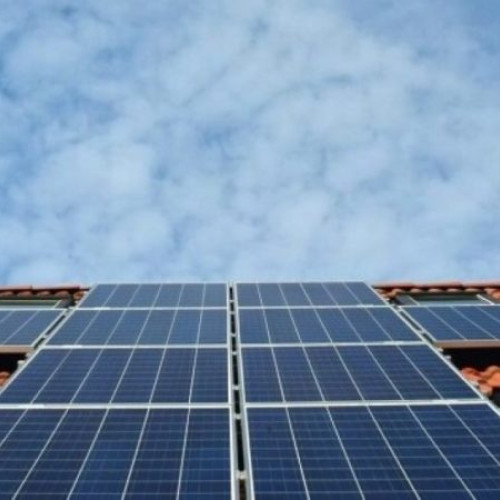 Începere a programului de finanțare pentru panouri fotovoltaice, dar românii nu știu documentele necesare