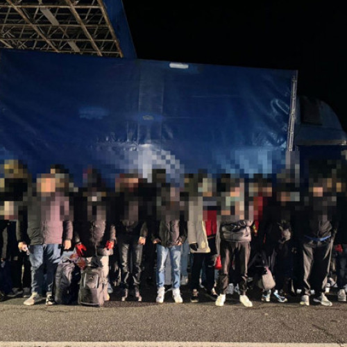 Cincisprezece persoane reținute în dosarul rețelei de trafic de migranți