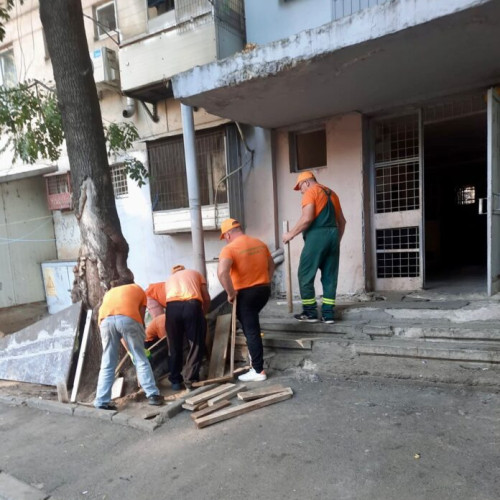 Infrastructura 5 construiește o rampă pentru persoanele cu dizabilități pe strada Amurgului