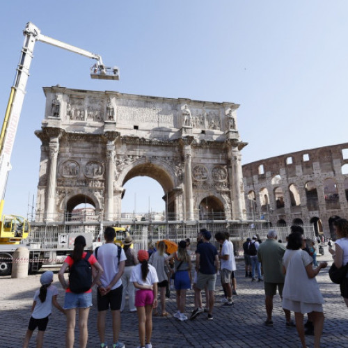 Arcul lui Constantin a fost deteriorat de o furtună violentă în Roma