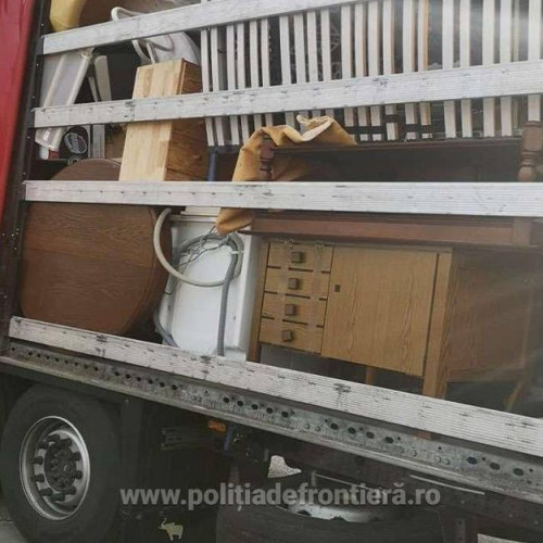 TIR încărcat cu gunoaie din Italia oprit la vama Nădlac