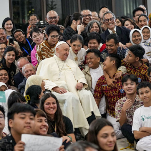 Papa Francisc îndeamnă la dialog inter-religios în Indonezia