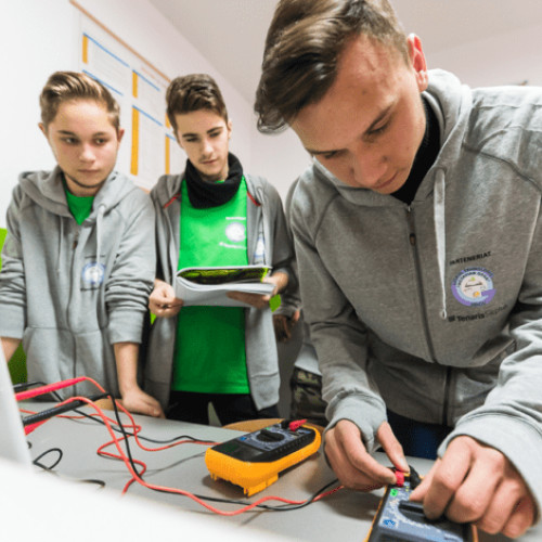 Fundatia Comunitara Buzau lanseaza programul "Fondul de Educatie Ductil" pentru elevii din judet