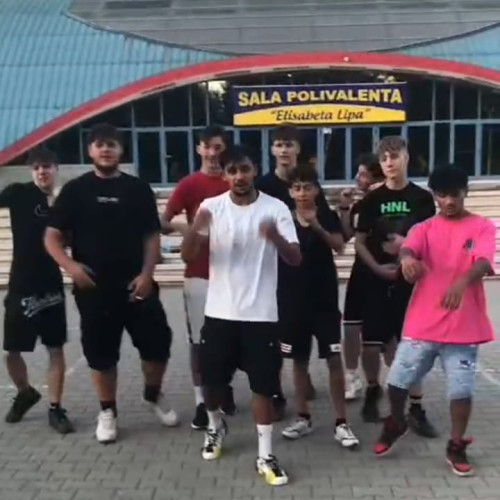 Tineri din Botoșani amenință cu violența în imagini virale