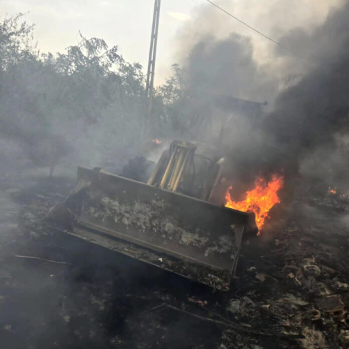 Incendiu devastator la Crevedia Mare: un buldoexcavator a ars complet