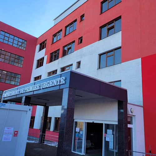 Bărbat ajuns la spital cu arsuri după ce s-a electrocutat în casa unui prieten