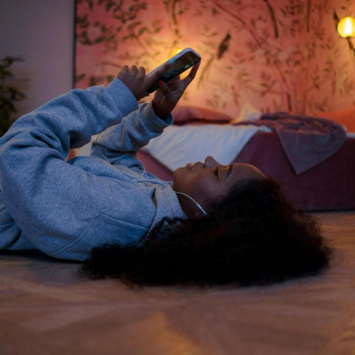 Tinerii expuși la pericolele fumatului, alcoolului și rețelelor sociale