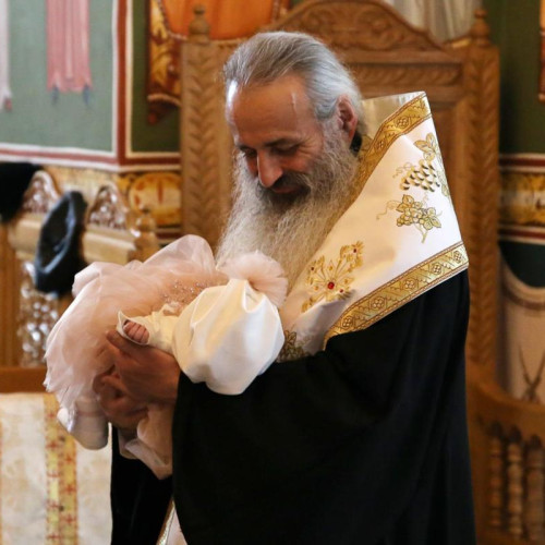 Mitropolitul Teofan va boteza un copil în Botoșani