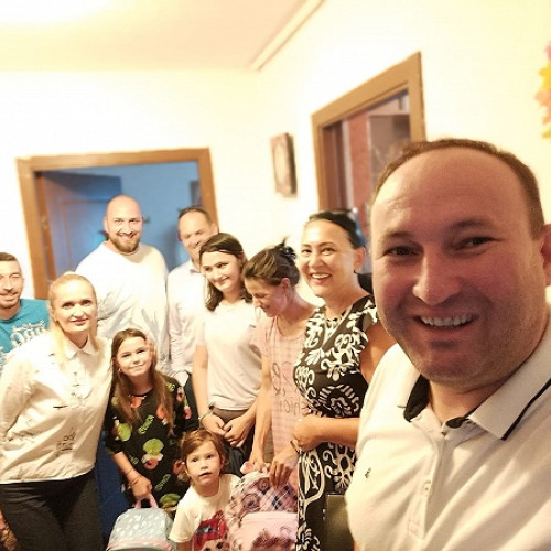 Membrii PES activists Satu Mare aduc bucurie copiilor începând noul an școlar