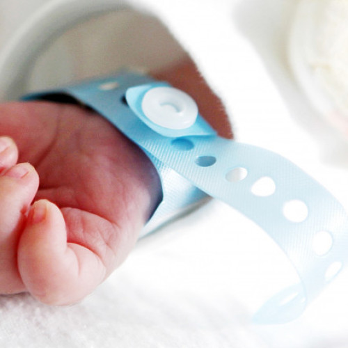 Bebelus de 23 de zile, transferat de urgență după ce a suferit multiple traumatisme