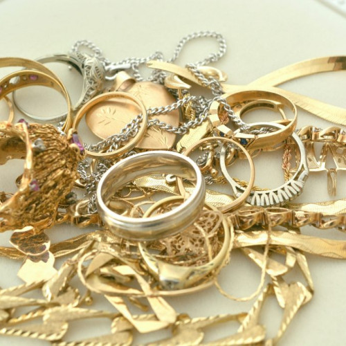 Bijuterii furate în Târgu Lungeni: Descoperiri recente în anchetă