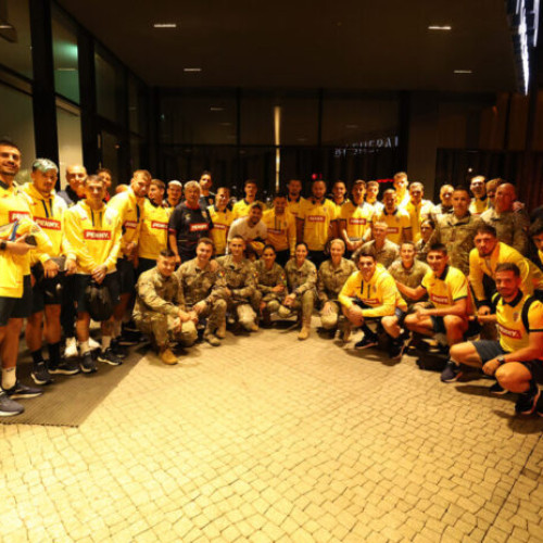 Militarii români din Prishtina își susțin echipa națională înainte de meciul cu Kosovo