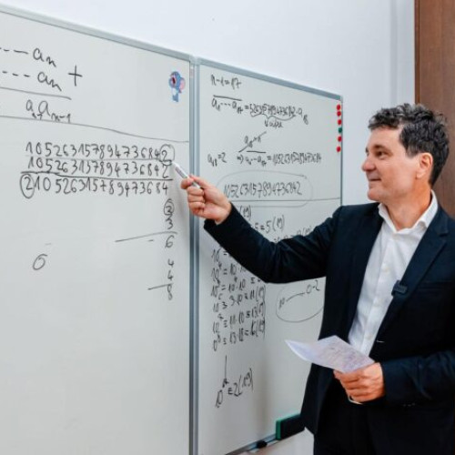Primarul Nicușor Dan prezintă metode de rezolvare a unei probleme de matematică pentru elevii de clasa a IV-a